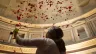 La pioggia di petali di rose rosse / Credit Daniel Ibanez/EWTN AciGroup
